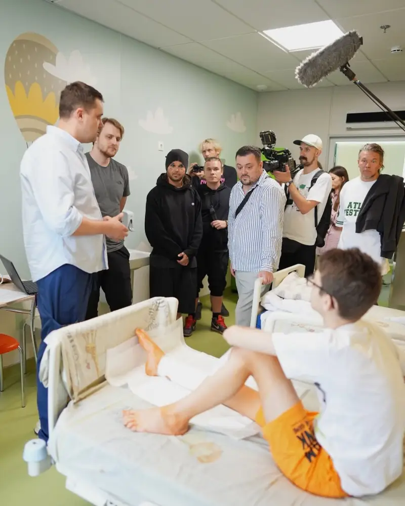 Перед концертом у Києві: The Rasmus навідали дітей в “Охматдиті”
