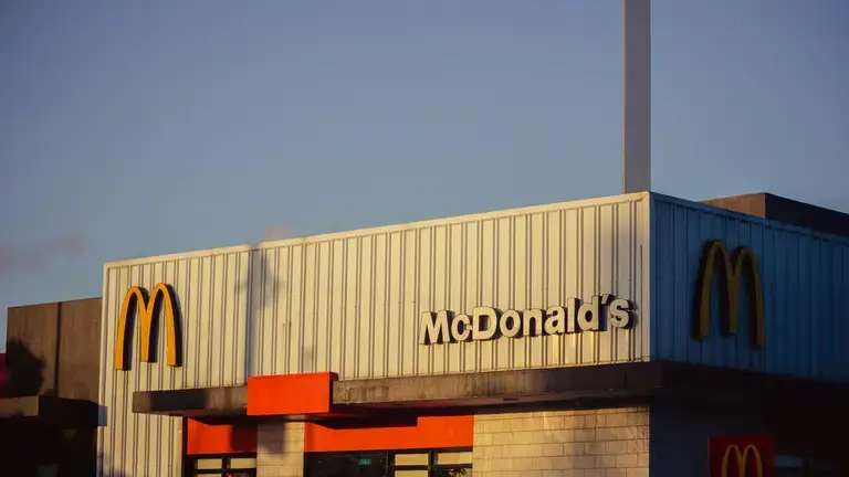 Ракетна атака по Києву: уламками пошкоджено перший в Україні McDonald’s