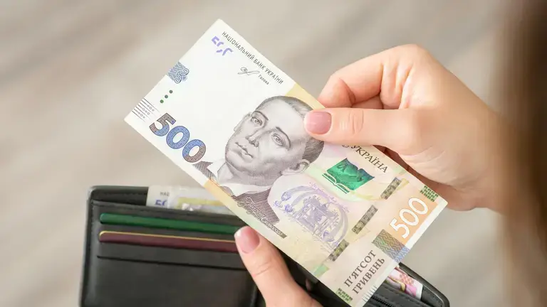 Інфляція знецінює доходи: у 2025 році українці отримають вищі зарплати лише номінально